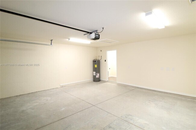 Building Photo - 555 Oakshire Ln