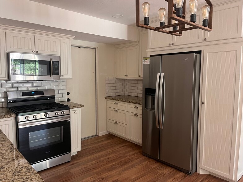 Building Photo - 3940 Silver Leaf Dr