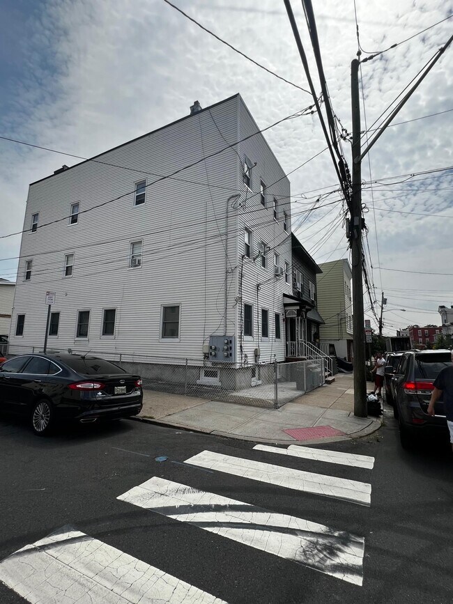 Building Photo - 38 Bleecker St