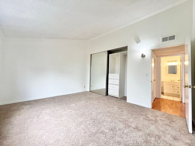 Building Photo - Spacious 1 Bedroom + Loft Condo in the Lindenwood Building – Bixby Knolls