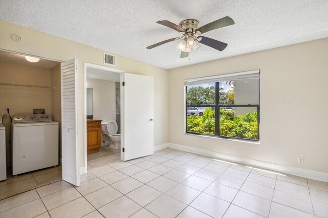 Building Photo - 1453 Lake Crystal Dr