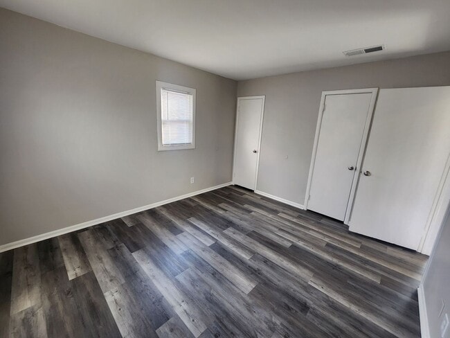 Building Photo - Updated 3 bedroom 1.5 bath home in Valley Station with a garage!