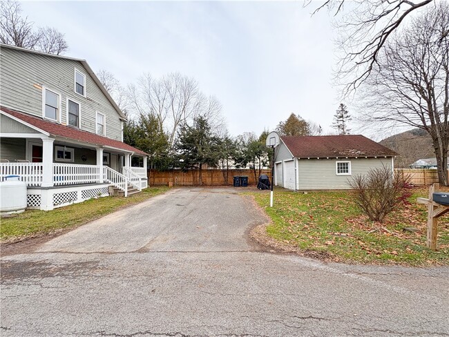 Building Photo - 136 Main St