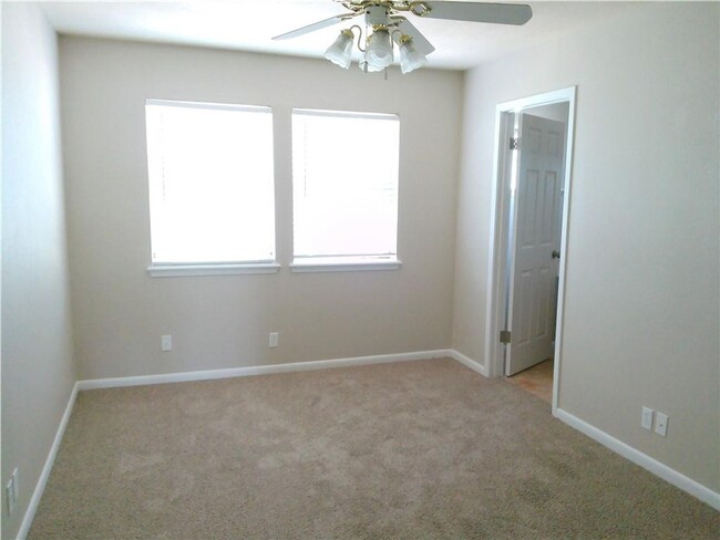 Building Photo - 2725 Santa Fe Unit D - 2/Bed 2.5/Bath - $1...