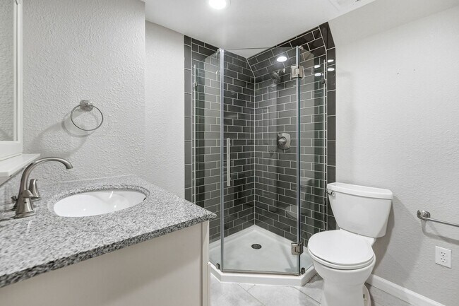 Building Photo - Incredible 4 Bed 4 Bath in Stonegate!