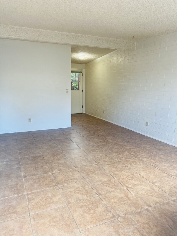 Building Photo - 4225 E Lee St