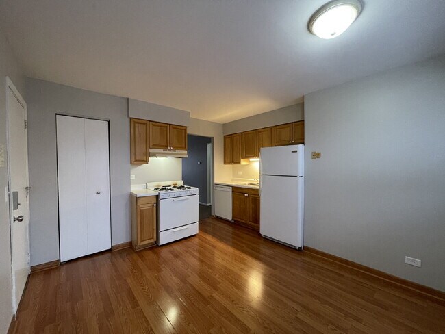 Building Photo - FRESHLY PAINTED 2BR, 1BA condo, close to RT59 shopping and restaurants. NAPERVILLE 203 SCHOOLS!