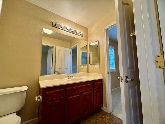 Building Photo - Spacious 3 Bedroom 3 Full Bathrooms Available Now!