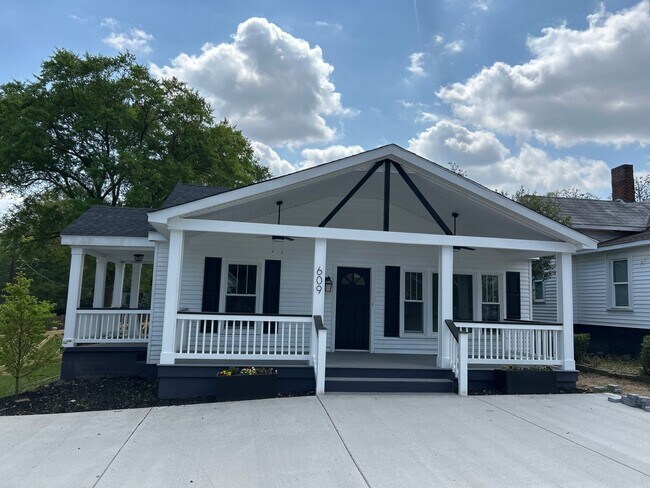 Building Photo - Beautifully Remodeled 4/2