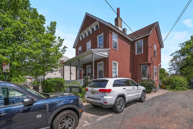Building Photo - 4 bedrooms, 2 bathrooms, legal for 8 people