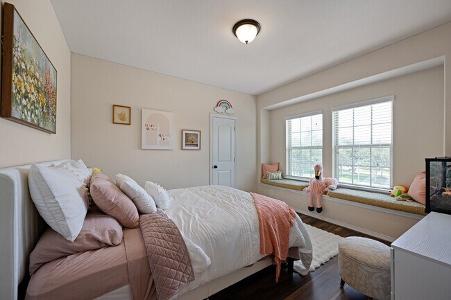 Building Photo - 4627 Miramar Dr