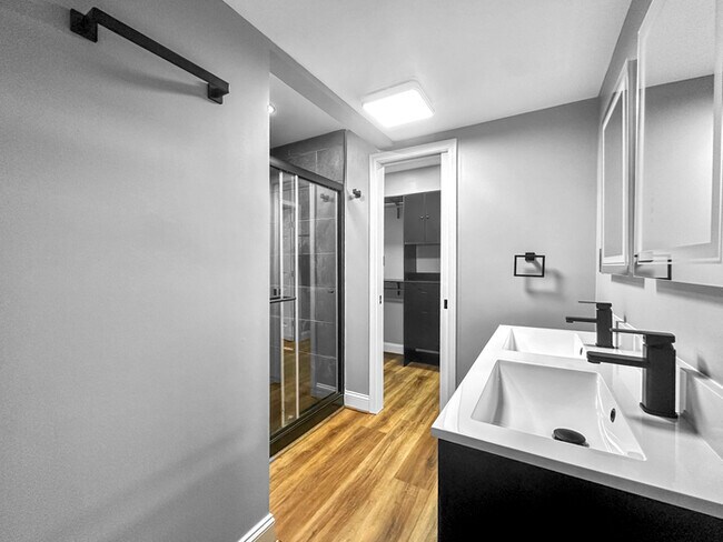 Building Photo - Beautiful 4-Bedroom Home with Modern Ameni...
