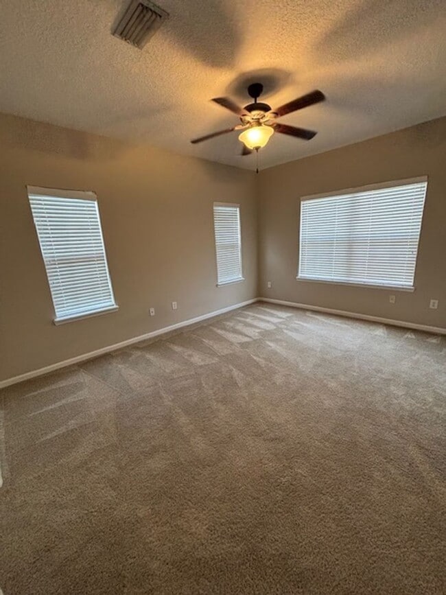 Building Photo - 3 Bed 2.5 Bath Pet Friendly End Unit Townhome in Gate Community with 2 Car Garage!