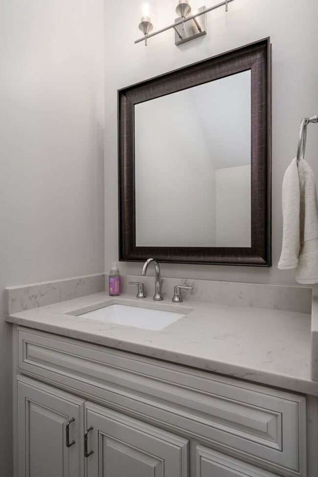 Building Photo - Beautiful 3 Bed 3.5 Bath Available Fall 20...
