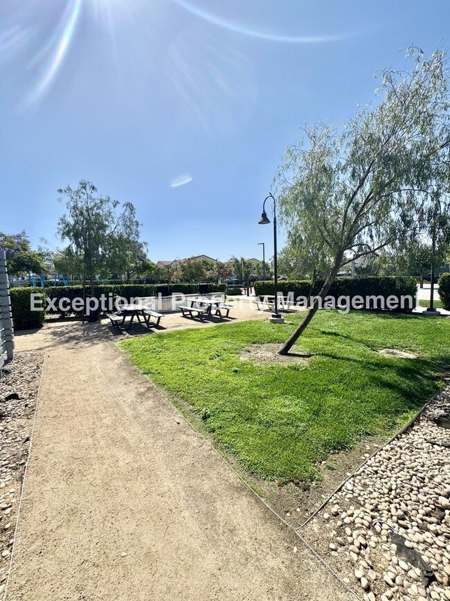 Building Photo - Ready to move in 3 bed 3 bath home!
