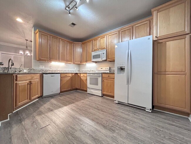 Building Photo - Gated community on the bay side of Shore Dr! "ASK ABOUT OUR ZERO DEPOSIT"