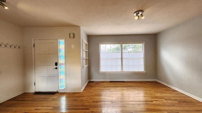 Building Photo - Adorable Duplex Near Washington Park