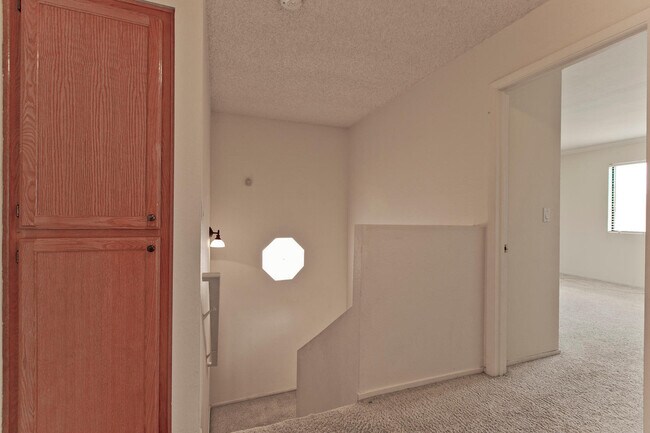 Building Photo - Beautiful home in the Lakes