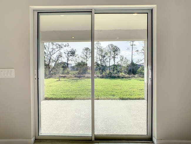 Building Photo - Villa Home in West Port - 3/2/2 close to s...