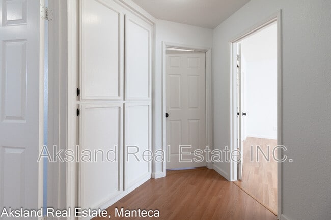 Building Photo - 15046 Cambridge Dr