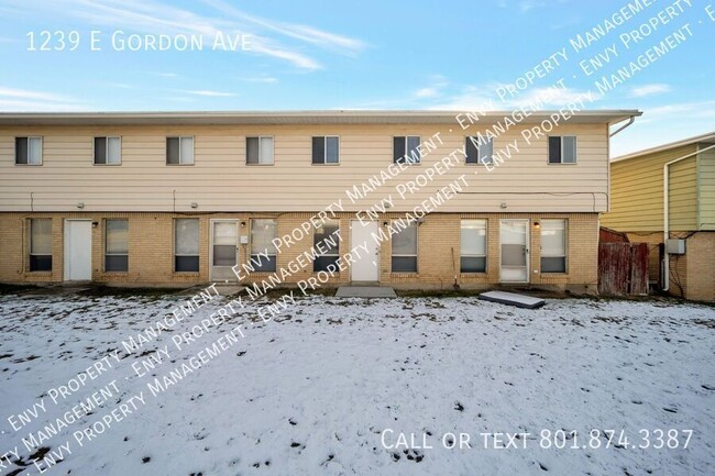 Primary Photo - Cozy 2 Bed, 1 Bath Pet-Friendly Home with ...