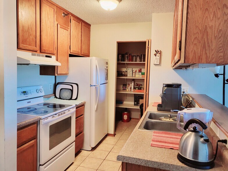Kitchen with walk in pantry - 433 S 7th St