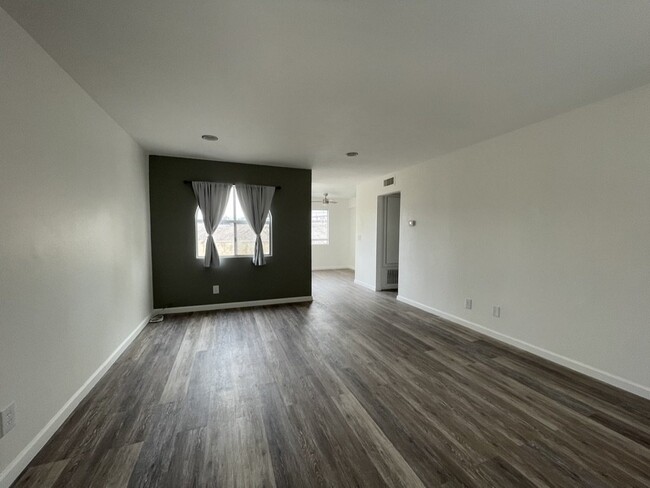 Building Photo - One bedroom one bath condo with garage, $8...