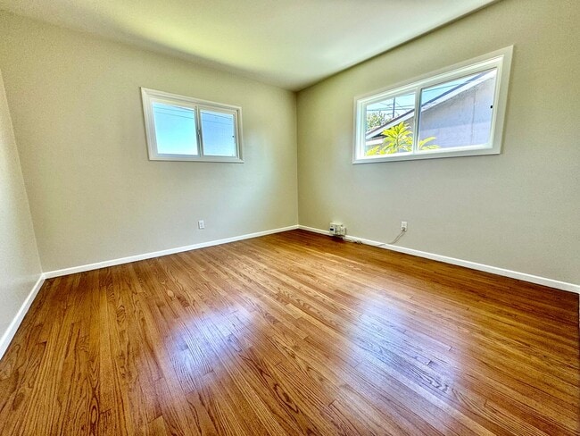 Building Photo - Charming 3 bedroom, 2 bath completely remo...