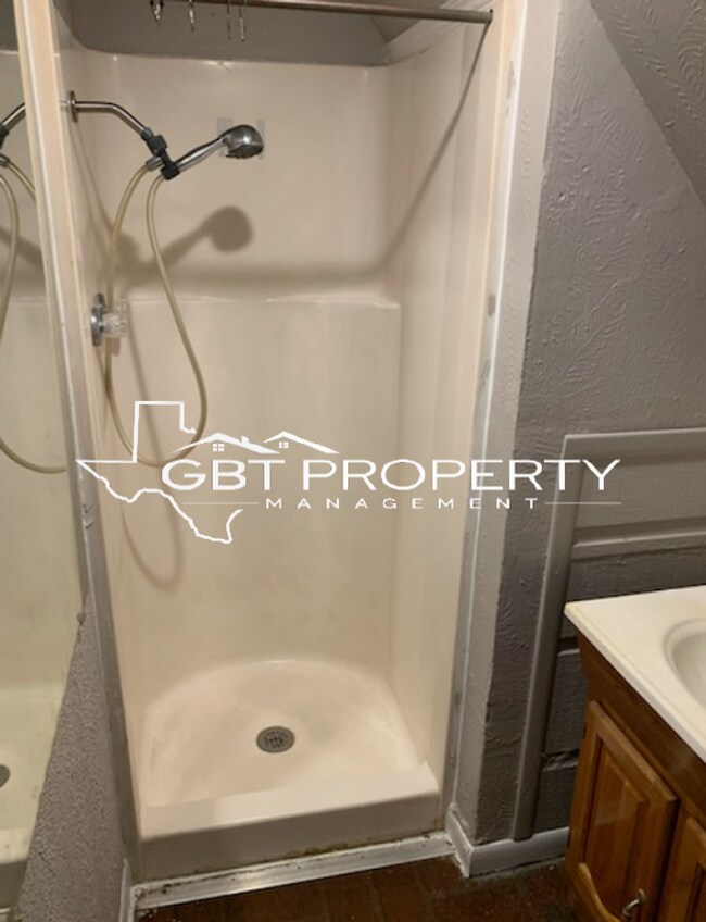 Building Photo - 516 W Ave B