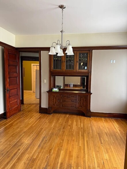 Primary Photo - 163 Milton St N
