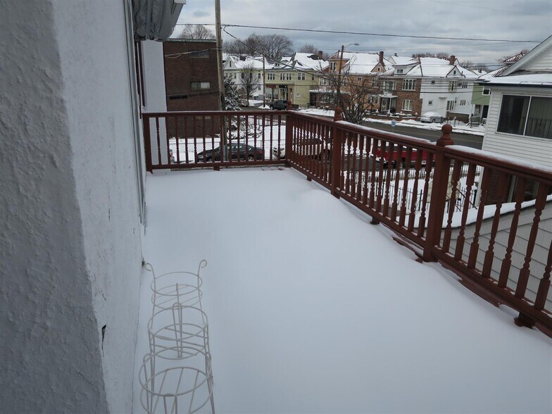 Building Photo - 10 Windsor Rd