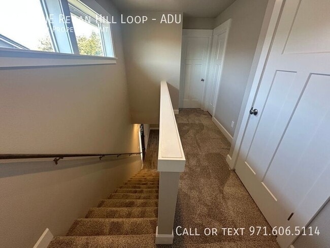 Building Photo - 1048 NE Regan Hill Loop