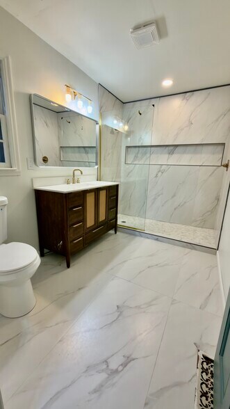 Building Photo - 3413 Montlake Dr