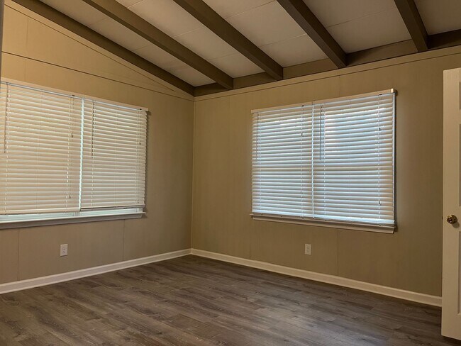 Building Photo - Spacious 4 Bedroom 2 bath home in Pawley's...