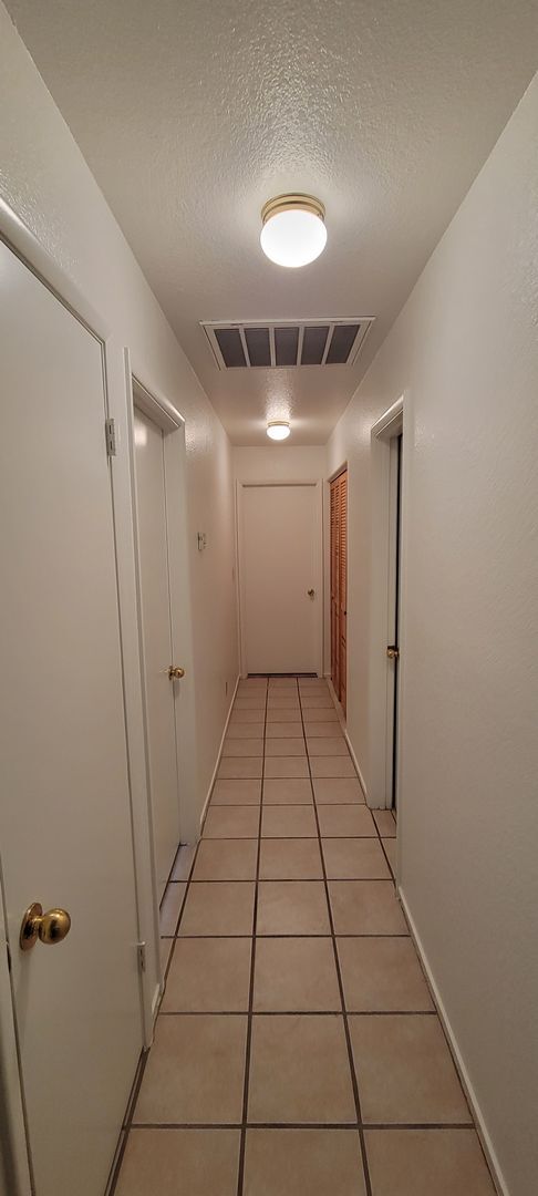 Building Photo - 2 bedrooms 2 car garage Central LV