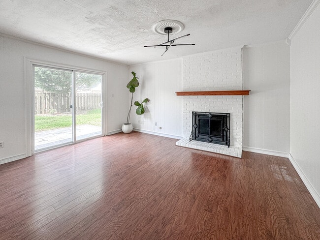 Building Photo - COME MEET YOUR NEW HOME IN KINGS GRANT!