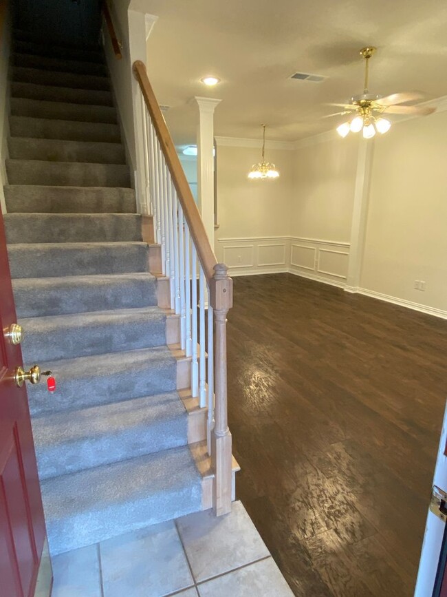 Building Photo - Quiet 2 bedroom townhome close to Downtown...