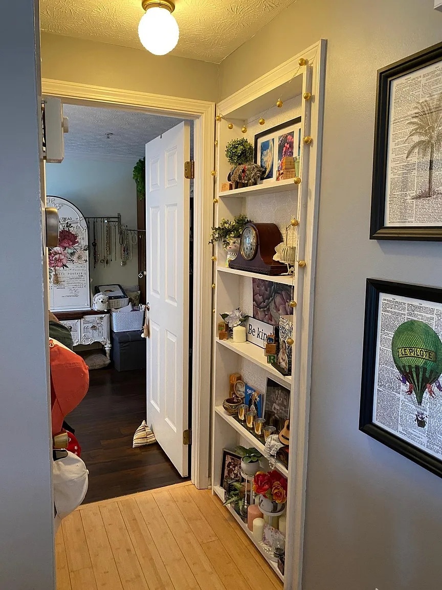 Hallway to main bedroom has built-in display shelves - 1483 Keys Crossing Dr NE