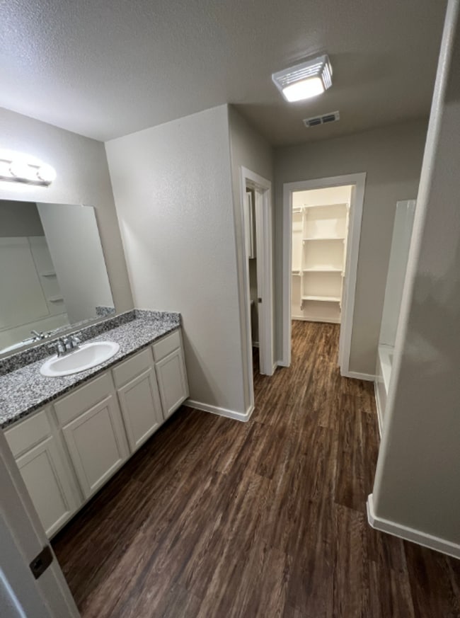 Building Photo - AVAILABLE NOW! 3/2/1 off west 19th!