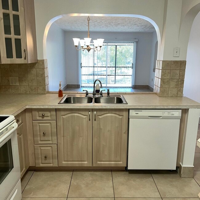 Building Photo - 2302 Sunrise Blvd