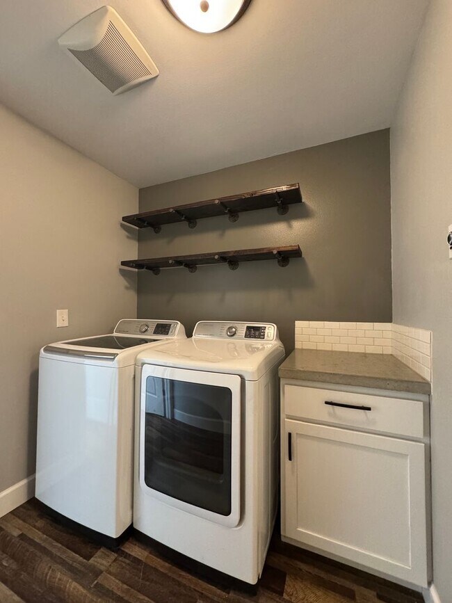 Building Photo - HUGE PET FRIENDLY Rental