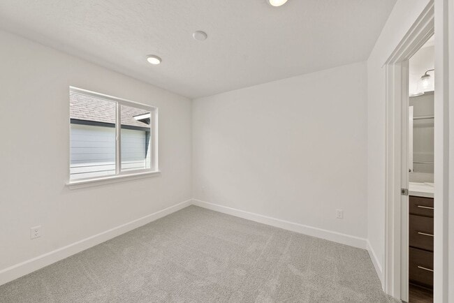 Building Photo - 50% OFF!!! Modern 3 Bed/2 Bath Single-Level Home with Open Living - Redmond