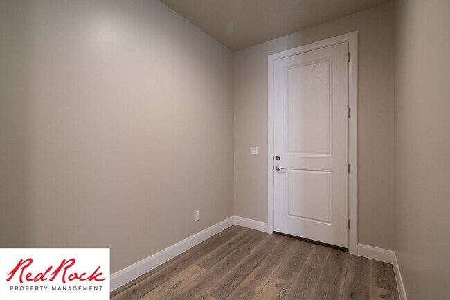 Building Photo - 4 Bedroom, 2.5 Bathroom Townhome in Hurric...