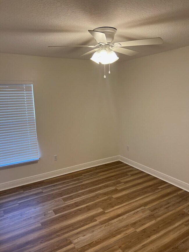 Building Photo - Newly renovated - Close to UF Health Shands, VA and Vet School!