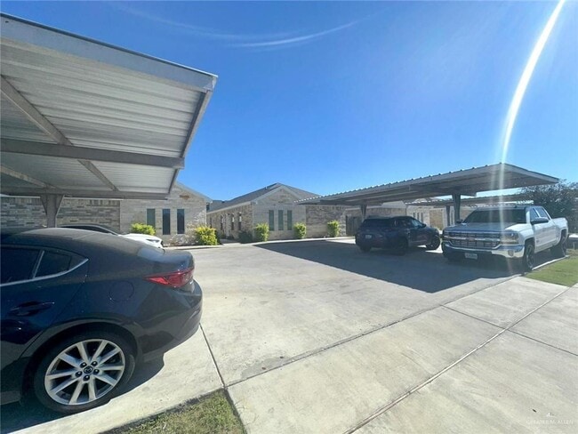 Building Photo - 16 Hiawatha Dr