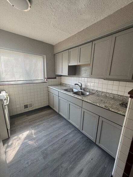 Building Photo - 1665 Anita Pl