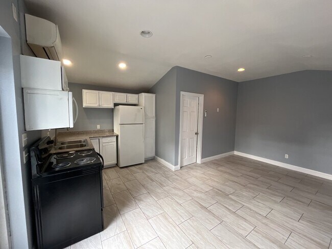 Building Photo - ALL UTILITIES INCLUDED STUDIO CENTRALLY LO...