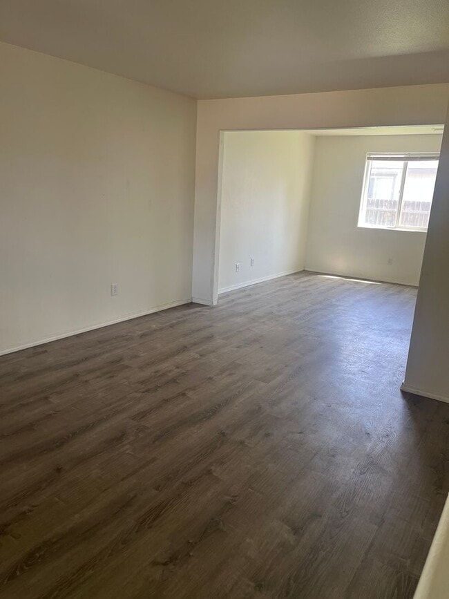 Building Photo - Beautiful Large 3 bedroom 2.5 bath home