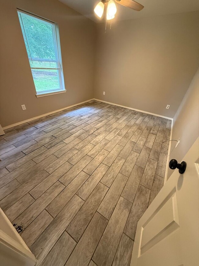 Building Photo - 3 Bed 1 Bath House.  Yard Care Included.