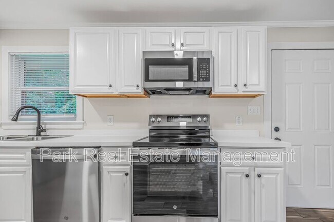 Building Photo - 221 Howell St